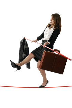 concept:jeune femme d'affaires en &eacute;quilibre sur un corde