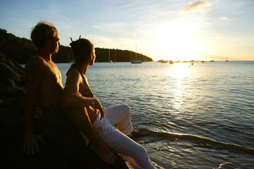 Fototapeta premium Amoureux devant un coucher de soleil