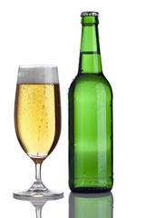 Pilsener Bier in Biertulpe und Flasche, isoliert