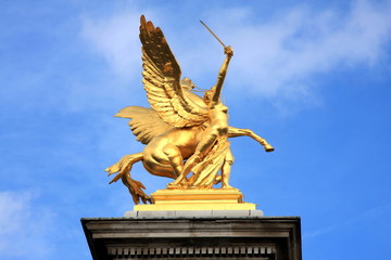 Statue an der Brücke zum Palais Elysee an der Seine