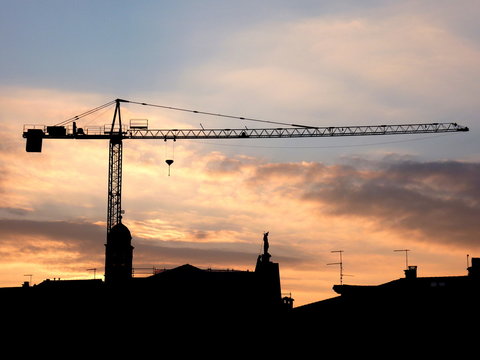paesaggio edilizio - silhouette di gru al tramonto