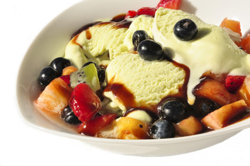 Pistazieneis mit frischen Früchten