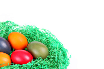 Bunte Ostereier im Osternest