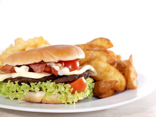 Cheesburger mit Pommes