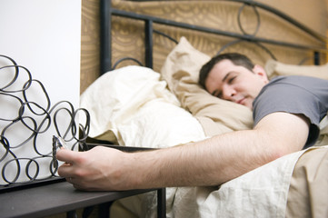 Homme regardant sa montre au réveil