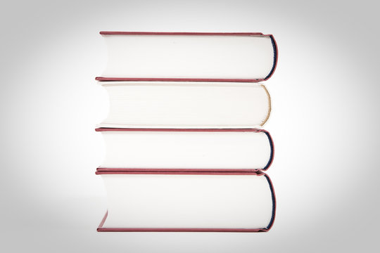 Stapel Bücher vor weißem Hintergrund
