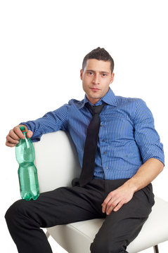 uomo seduto con bottiglia d'acqua
