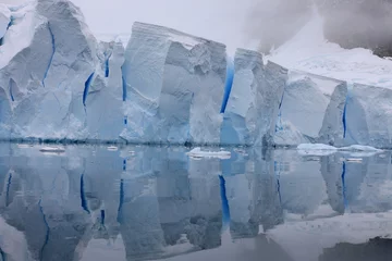 Rolgordijnen Glacier and reflection in Antarctica © Achim Baqué