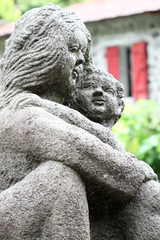 Fototapeta premium statue de pierre, mère enfant