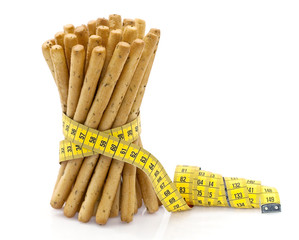 Mètre ruban autour de bâtonnets de gressins