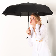 Frau unterm Schirm