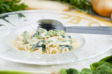 pasta linguine with spinach and asparagus (pasta primavera)