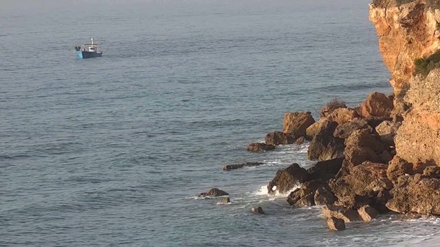 PESQUERO FAENANDO CERCA DE LA COSTA