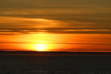 Fototapeta na wymiar Zachód słońca za chmury z nieba żółto-czerwonym