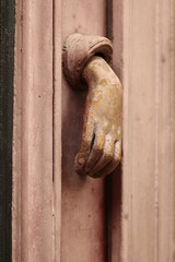 heurtoir rouge , marteau de porte