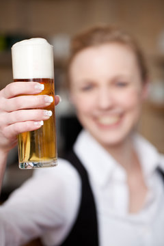 frau mit bierglas