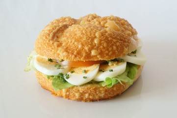 Käsebrötchen mit Ei