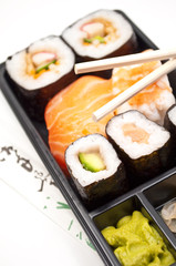 Sushi mit Stäbchen