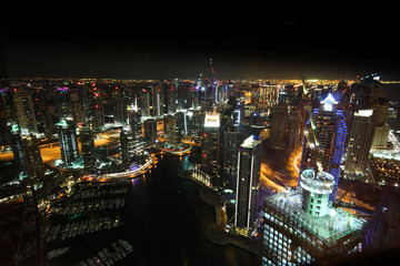 Fototapeta na wymiar Dubai Marina w nocy z góry