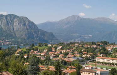 Fototapeta na wymiar Jezioro Como, północne Włochy, w pobliżu granicy ze Szwajcarią.