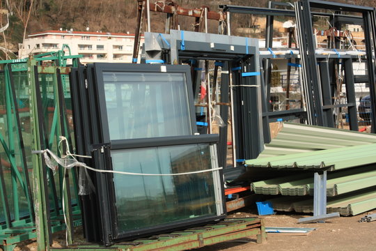 vitres en attente d'&ecirc;tre pos&eacute;es sur le chantier