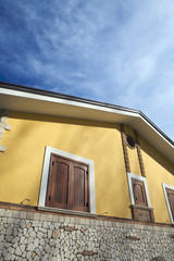 casa con muro di recinzione