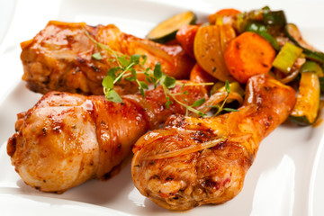 Roasted chicken drumsticks and vegetables