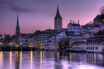 Fototapeta na wymiar Purpurowe niebo nad Zurych, Szwajcaria