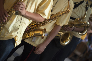 Les saxophonistes de la fanfare