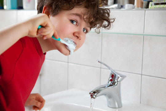 Kid brushing tooths