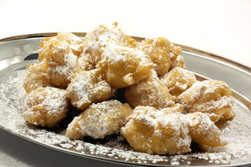 Kräppelchen auf Teller