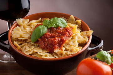 ciotola di farfalle al sugo di pomodoro e basilico