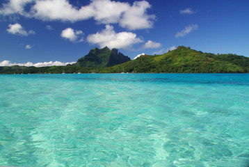 View of Bora Bora island and the turquoise lagoon in Tahiti - obrazy, fototapety, plakaty