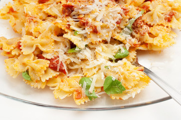 farfalle al sugo di pomodoro e basilico  grana