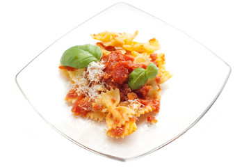 farfalle al sugo di pomodoro e basilico