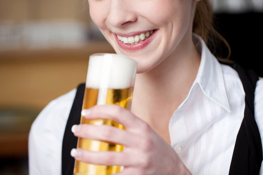 junge frau trinkt bier