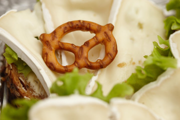 Brezel auf Käsebrot