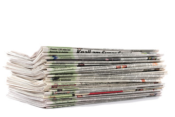 Freigestellter Zeitungsstapel