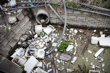 Polluted water full of rubish