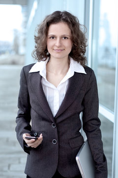 frau mit laptop und telefon