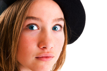 jolie fille brune aux yeux bleus avec un beret