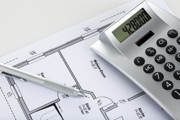 druckbleistift und taschenrechner auf bauplan