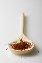 zafferano in cucchiaio