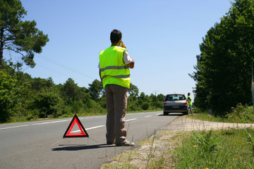 Homme avec gilet de sécurité sur bord de la route