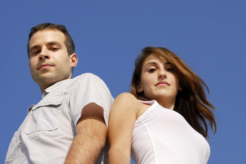 couple de jeunes adultes regardant de haut