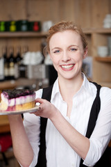kellnerin serviert einen frischen kuchen