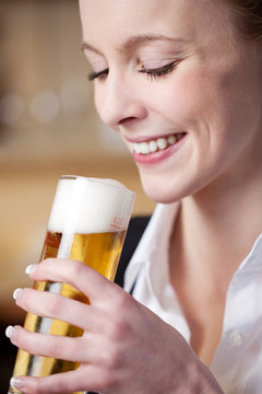 junge frau trinkt ein bier