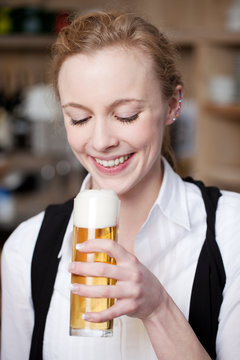 junge frau trinkt ein bier