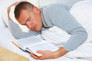 Obraz premium Sleepling man with open book