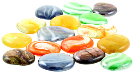 galets verre coloré fond blanc